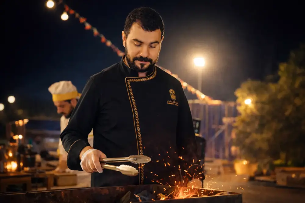 طاهٍ يحضّر الشواء العراقي الحي للمناسبات