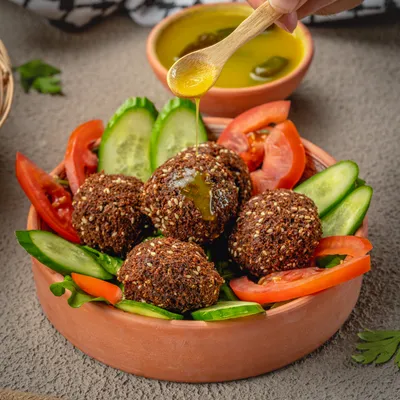 فطيرة فلافل ولبنة